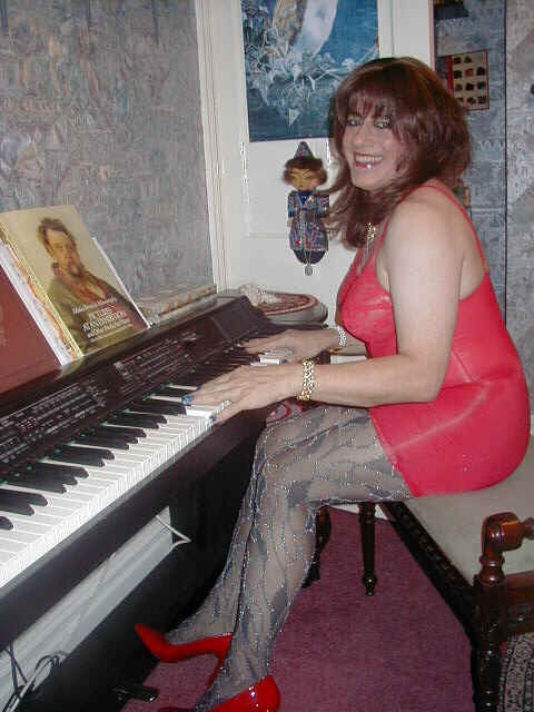 Click here to play the Music Video Stream : Miss-Denise plays Bach's Short Organ Prelude Number 4